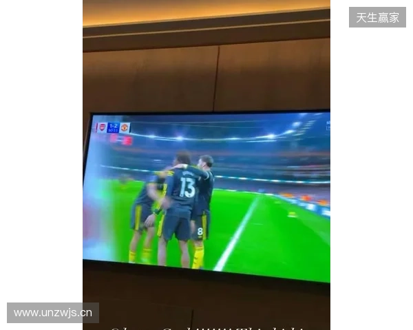 齐尔克泽晒在家看直播照片:我的天哪!!多古太牛了! 齐尔克泽晒在家看直播照片:我的天哪!!多古太牛了!