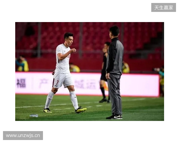 飞踹座椅染红!玉昆官方:门将教练米克尔造成恶劣影响,罚款2万